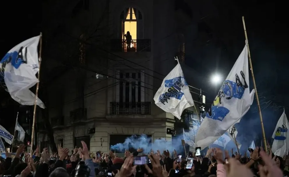 Personas celebran los resultados de las elecciones legislativas frente a la casa de la expresidenta Cristina Fernández. Foto: EFE
