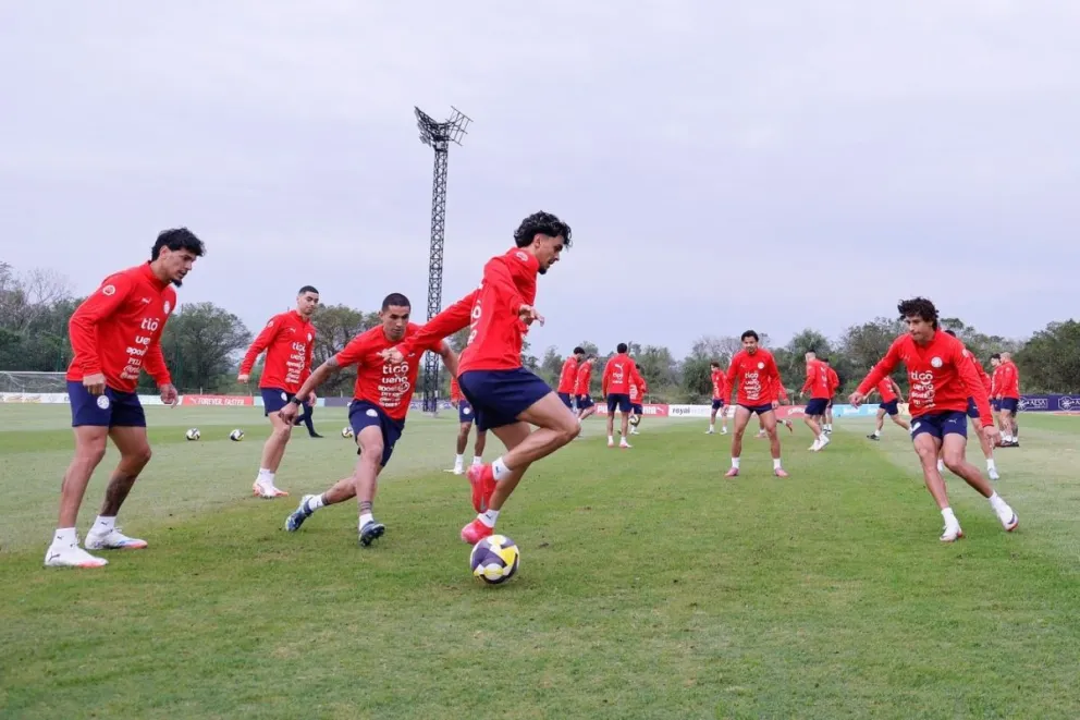 El cierre de entrenamientos de los paraguayos que ya clasificaron al Mundial. Foto: APF