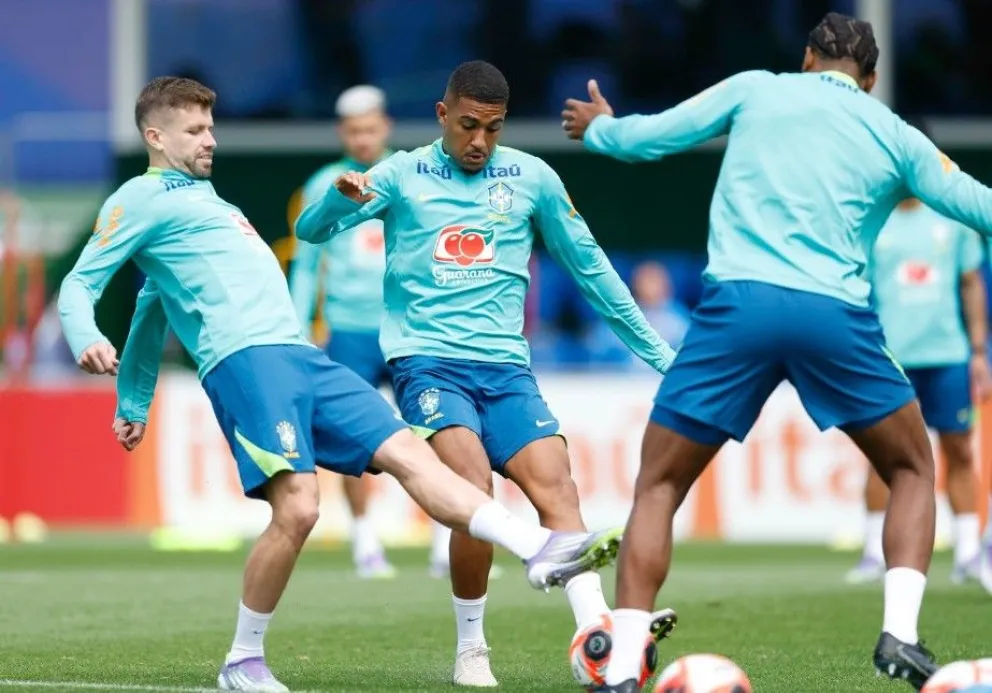 Samuel Lino (centro) durante el entrenamiento de este lunes de la selección brasileña. Fotos: CBF