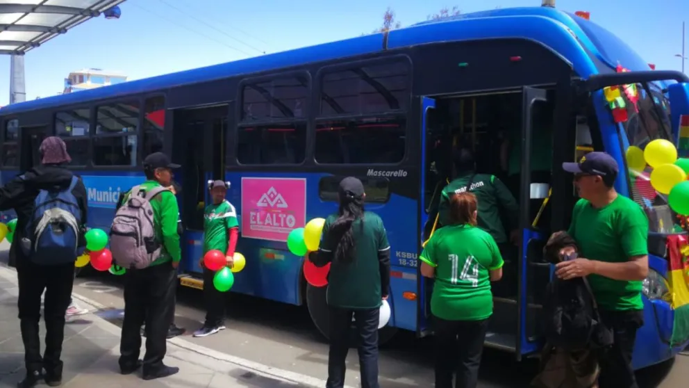 Uno de los buses que este martes prestará servicios a los aficionados. Foto:GAMEA