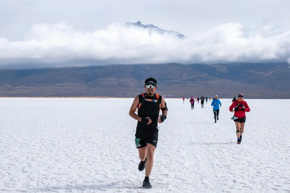 Un grupo de atletas corre sobre el salar de Uyuni. Foto: Skyrunning Bolivia.