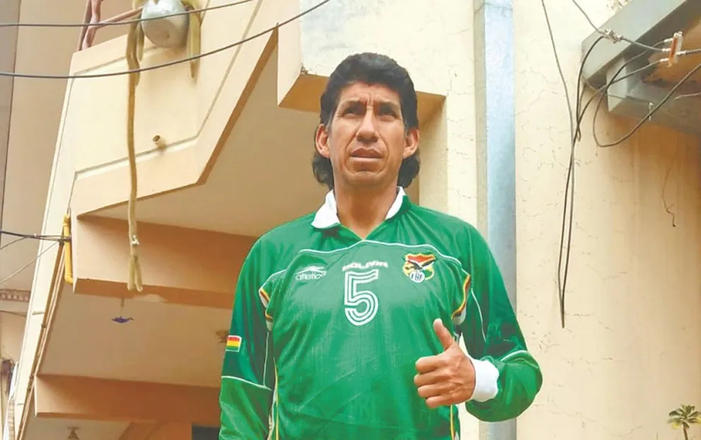 Olivares con la camiseta de la Selección que usó para enfrentar a Brasil en 2001 rumbo a la Copa del Mundo 2002. Foto: Edgar Olivares.