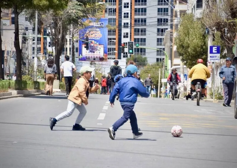 Niños jugando en el Día del Peatón. FOTO: ABI