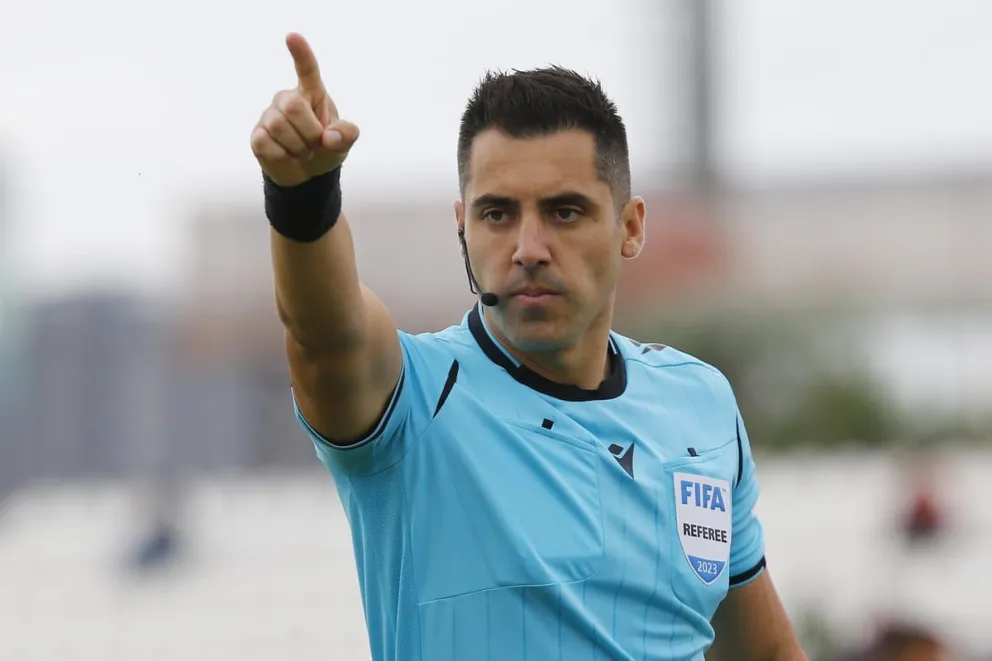 El árbitro chileno Cristian Garay. Foto: Internet.