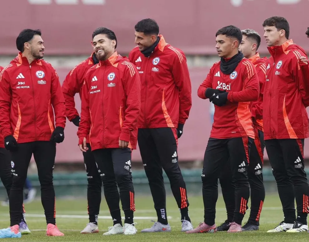 Jugadores de la selección de Chile antes de iniciar la última práctica. Foto: Selección Chilena
