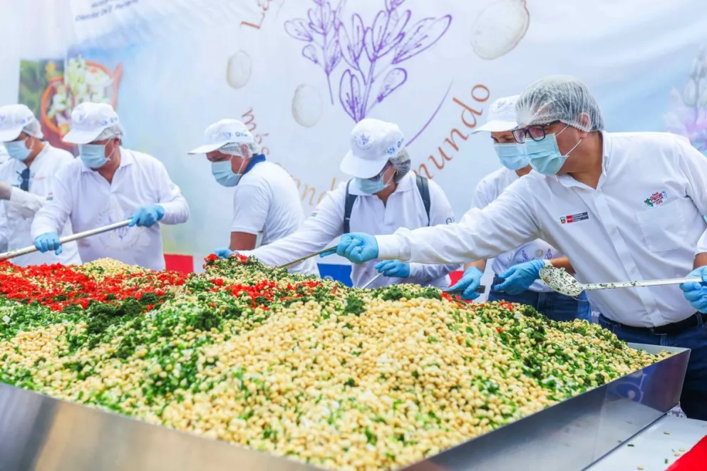 Varias personas preparaban una ensalada de tarwi este lunes, en Lima. Foto: Ministerio de Desarrollo Agrario y Riego de Perú