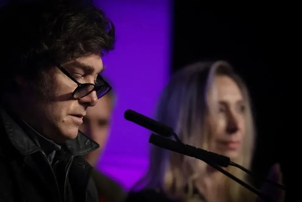 Javier Milei, habla luego de conocer los resultados electorales de las elecciones legislativas del domingo. Foto: EFE