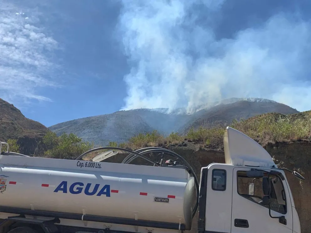  Acciones de combate contra el incendio que se extiende desde Sacaba hasta Tolata. Foto: Ministerio de Defensa 