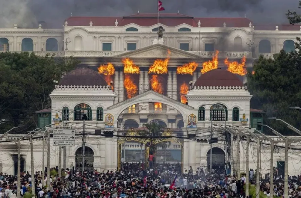 Fuego y humo se elevan desde el Palacio Singha Durbar, sede del gobierno y el parlamento en Nepal. Foto: EFE