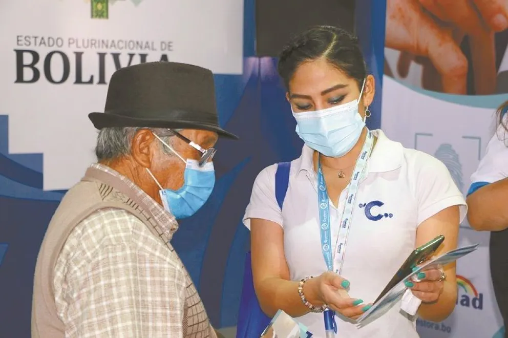 Una funcionaria de la Gestora orienta a un beneficiario sobre el pago de la Renta Dignidad. Foto: ABI