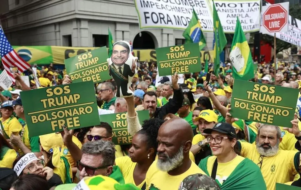 Simpatizantes de Bolsonaro, sostienen carteles durante una manifestación este domingo, en la ciudad de São Paulo. Foto: EFE
