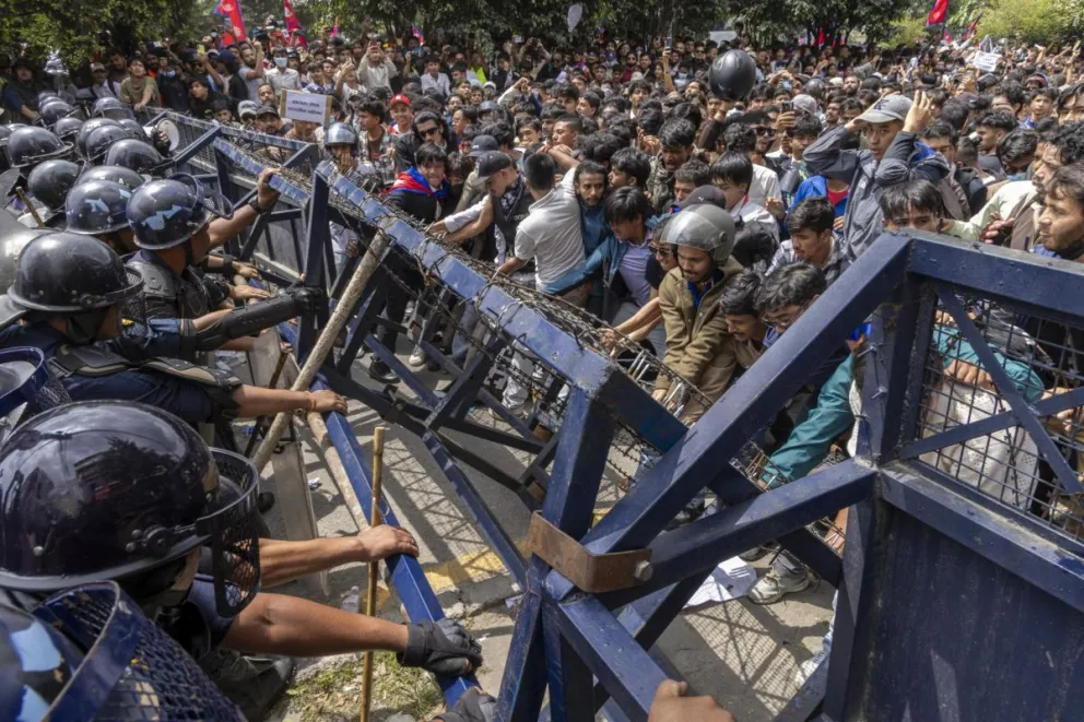 Manifestantes nepalíes se enfrentan a la policía frente al Parlamento el pasado lunes, en Katmandú. Foto: EFE