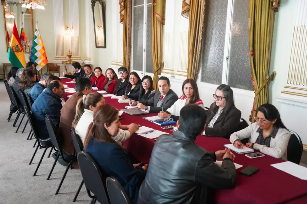 El encuentro entre personeros de la Cancillería y del TSE. Foto: Cancillería