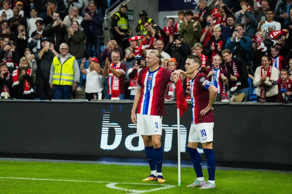 Haaland (izq.) celebra uno de los tantos que anotó. Foto: EFE.