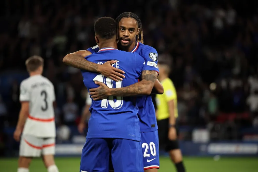 Mbappé (de espaldas) celebra con Barcola. Foto: EFE.