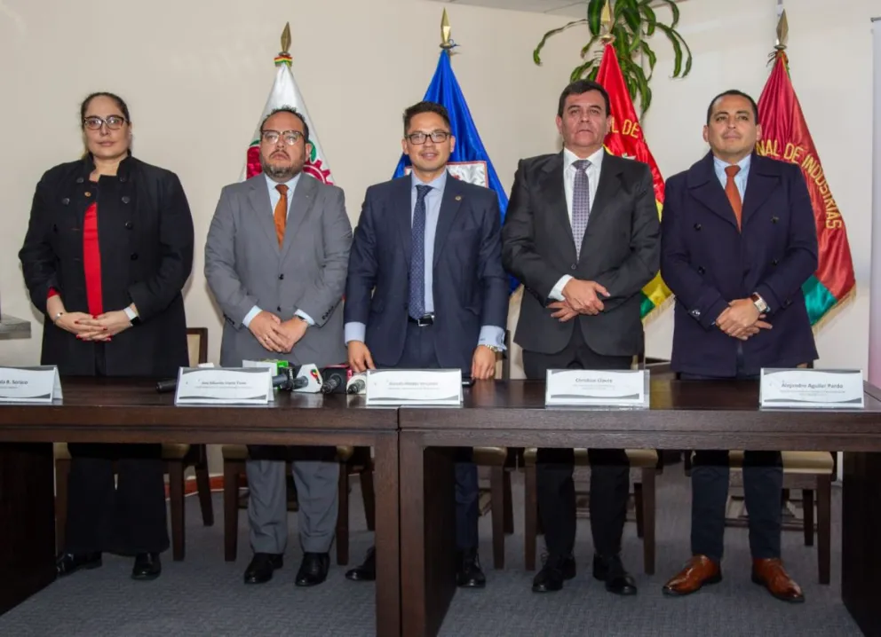 Los representantes de la Cámara Nacional de Industrias (CNI) y la Cámara Departamental de Industrias de La Paz (CADINPAZ). Foto: CNI y CADINPAZ