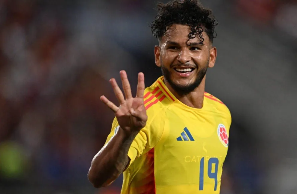 Luis Suárez muestra con los dedos de su mano derecha los cuatro goles que le hizo a Venezuela. Foto: Conmebol