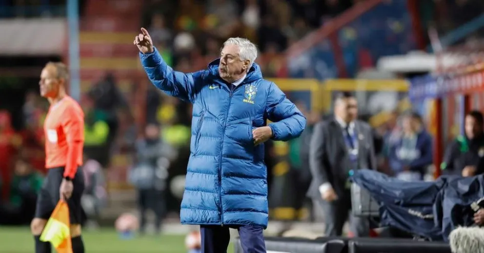 Carlos Ancelotti da instrucciones a sus jugadores desde el borde del campo de juego del Municipal de El Alto. Foto: CBF