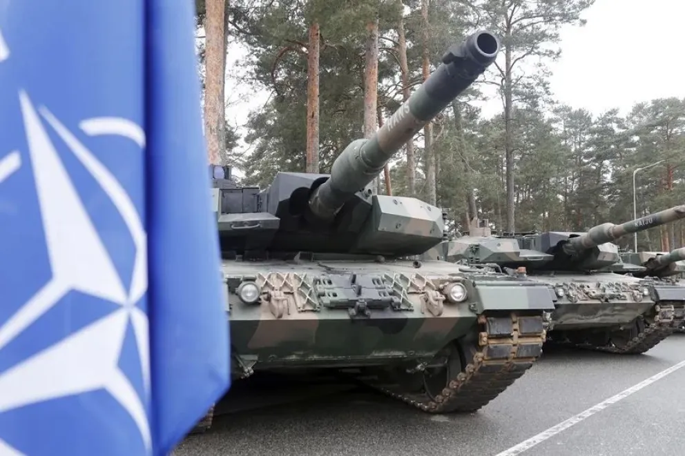 La bandera de la OTAN y los carros de combate Leopard 2PL del Ejército polaco. Foto: EFE