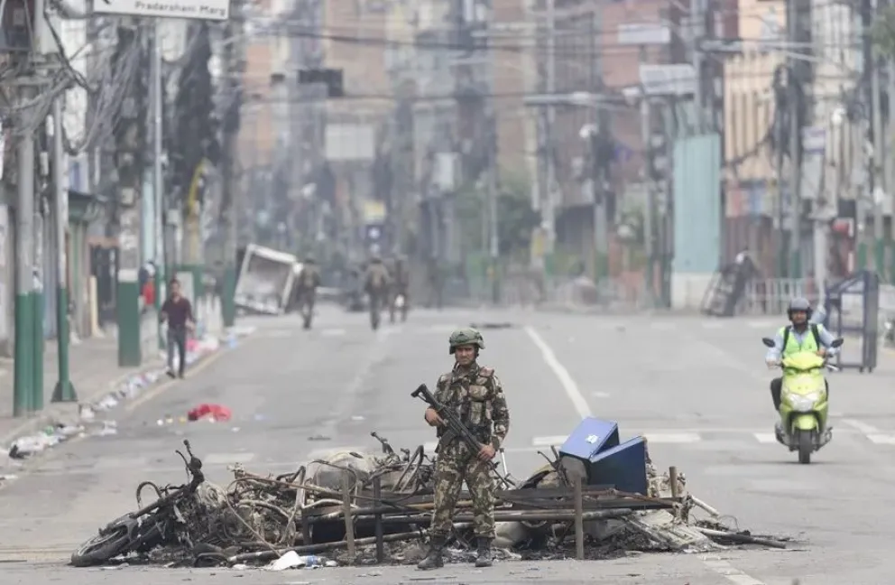 Un oficial del ejército nepalí patrulla hoy por las calles de Katmandú, Nepal. Foto: EFE