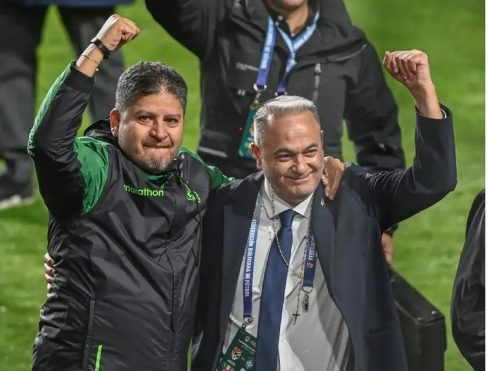 Fernando Costa junto a Oscar Villegas celebrando el triunfo ante Brasil. Foto: Marka Registrada