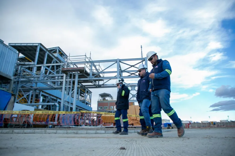Autoridades de Energía en la planta, ayer en el Alto. Foto: Ministerio de Hidrocarburos y Energías 
