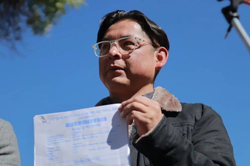 El periodista Luis Muñoz con la demanda, este miércoles. Foto: APG