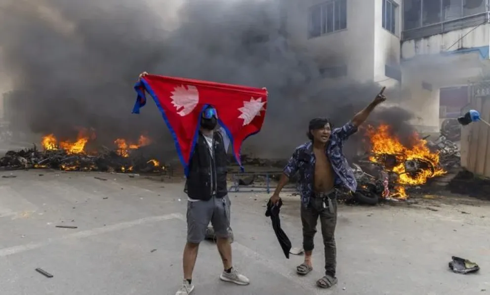 Una postal de los graves disturbios en Katmandú, Nepal. Foto: EFE