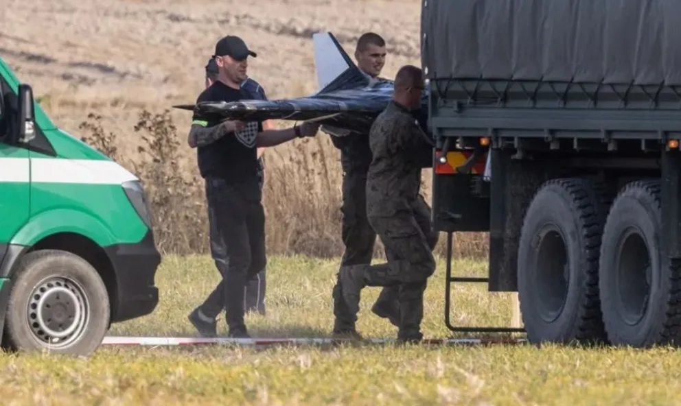 Autoridades polacas inspeccionan el área donde se produjo el derribo de drones de Rusia en el espacio aéreo de Polonia, este miércoles. Foto: EFE