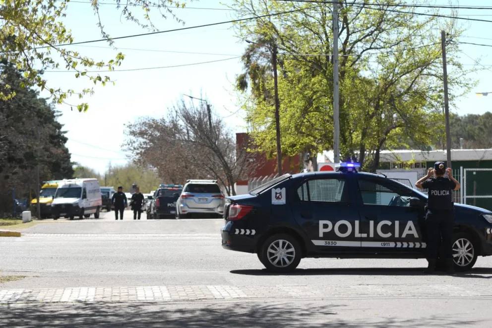 Agentes de la policía custodian a las afueras de un colegio este miércoles, en Mendoza (Argentina). Foto: EFE