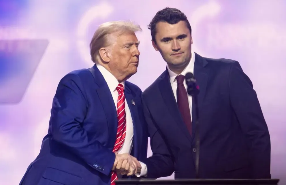 Donald Trump y Charlie Kirk durante un acto del Partido Republicano. Foto: Infobae