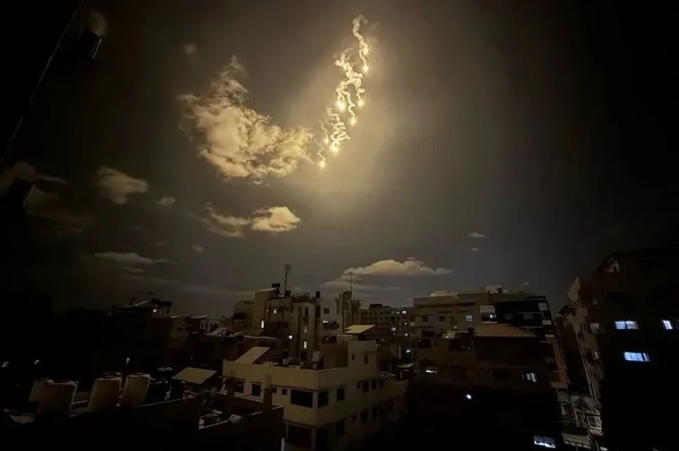 Una lluvia de bengalas sobre la ciudad de Gaza para avisar a la población de que debe desplazarse al sur. Foto: EFE