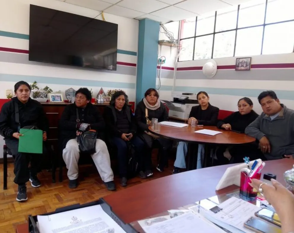 Familiares de los difuntos desaparecidos y la propietaria de la funeraria. Foto: Cementerio General