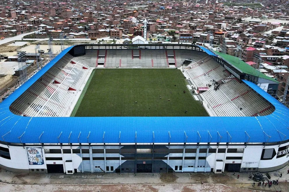 Una vista panorámica del estadio Municipal de El Alto, en la zona de Villa Ingenio. Foto: EFE