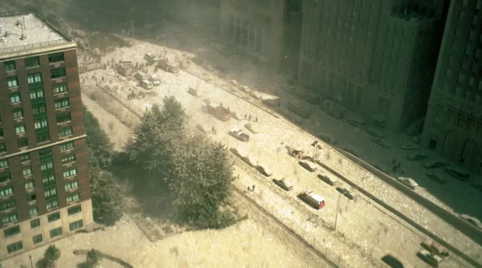 Cada superficie está cubierta de polvo y escombros poco después del colapso de las torres. Fotos: Dennis Lovelady y Laszlo Kiss