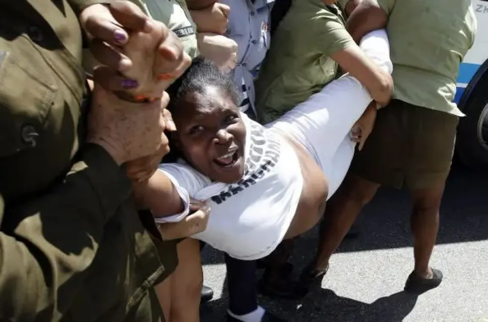 Integrantes de la organización opositora Damas de Blanco, arrestadas en La Habana en una imagen de archivo. Foto: BBC / EPA