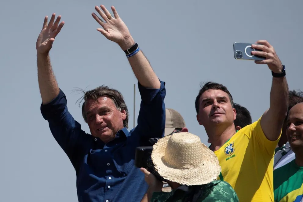  El expresidente de Brasil Jair Bolsonaro, acompañado de su primogénito, el senador Flavio Bolsonaro, en Brasilia (Brasil). Foto: EFE