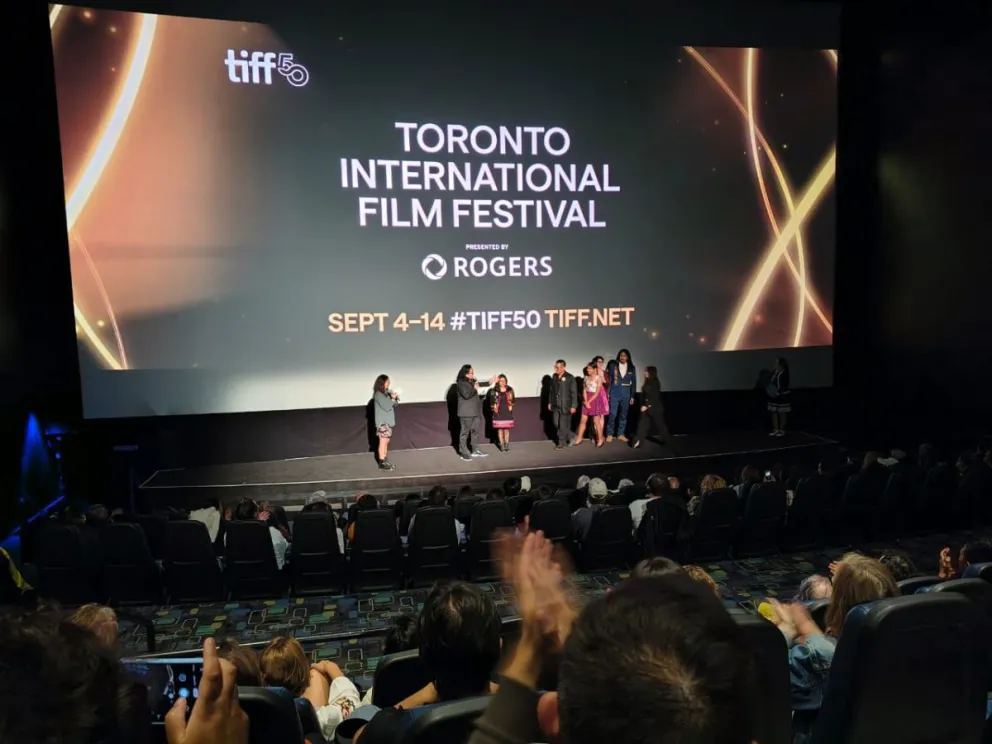 El director y el elenco en el estreno. FOTO:  Álvaro Olmos 