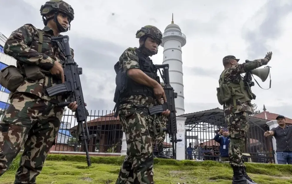 Miembros del ejército nepalí hacen guardia frente a un edificio en Katmandú. Foto: EFE / EPA 