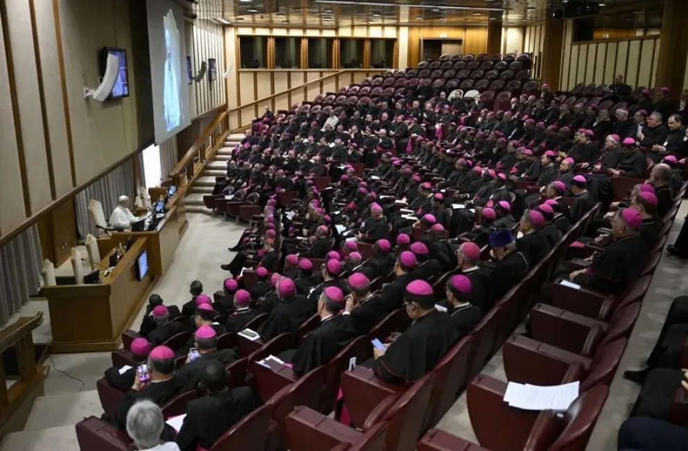 El papa León XIV durante la audiencia a los nuevos obispos en el Vaticano. Foto: EFE