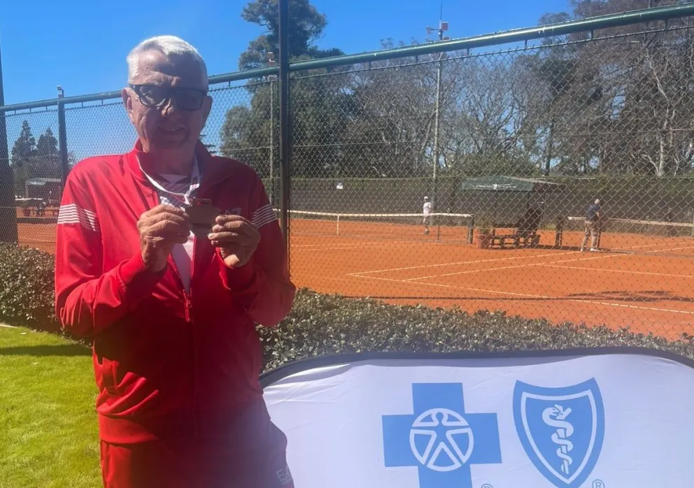 El tenista nacional con su trofeo de Uruguay. Foto: Fernando Sattori.