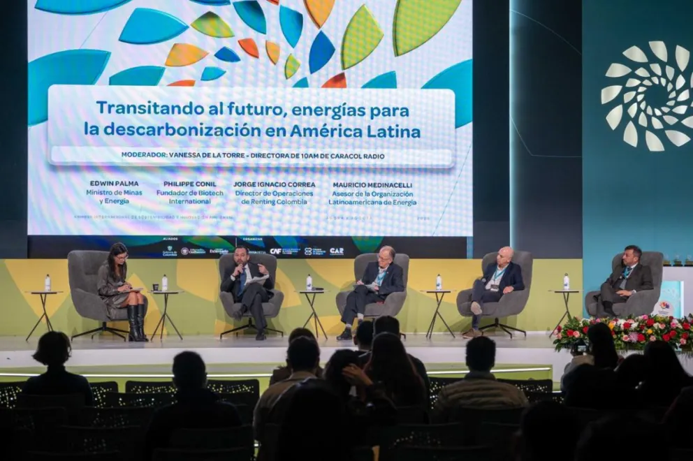 Mauricio Medinaceli, (último de la derecha)  participó en la Cumbre Internacional de Sostenibilidad e Innovación Ambiental en Bogotá. Foto: M Medinaceli