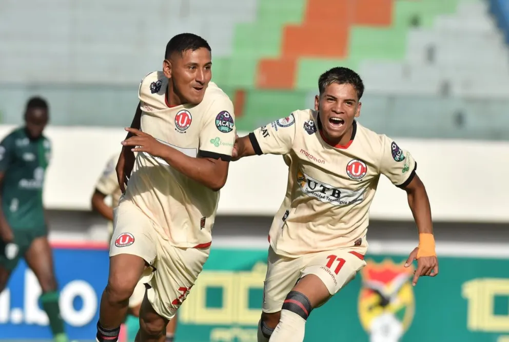 Calicho (izq.) celebra con su compañero el gol el triunfo. Foto; Agencia Marka Registrada.
