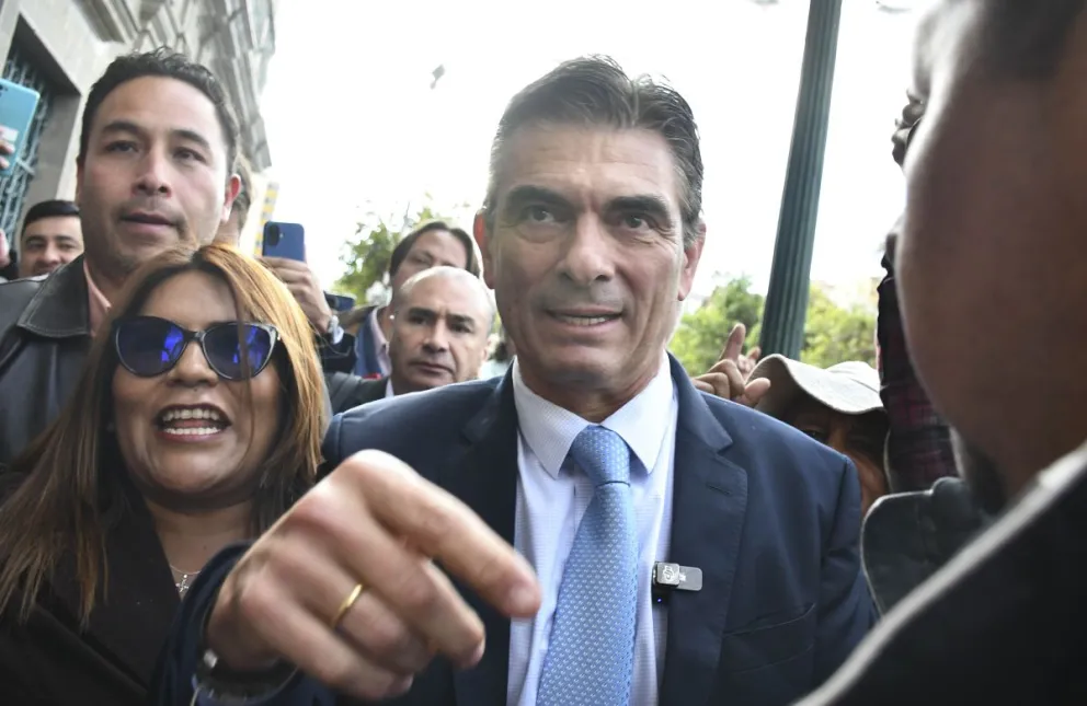 Paz Pereira rodeado de sus seguidores. FOTO: APG