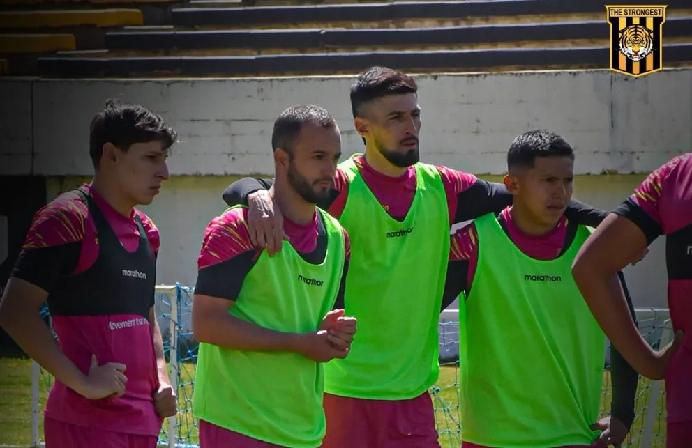 Jugadores del plantel atigrado durante una práctica. Foto: Club The Strongest.