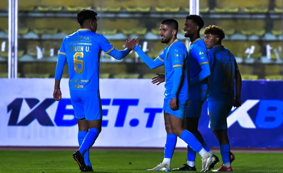 Futbolistas de Bolívar celebran uno de sus goles. Foto: APG.