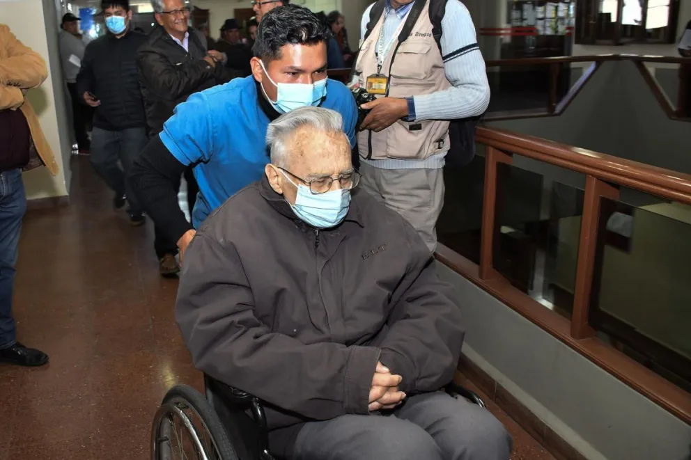 Fotografía de archivo del exprovincial jesuita Ramón Alaix saliendo de una audiencia, en Cochabamba (Bolivia). Foto: EFE
