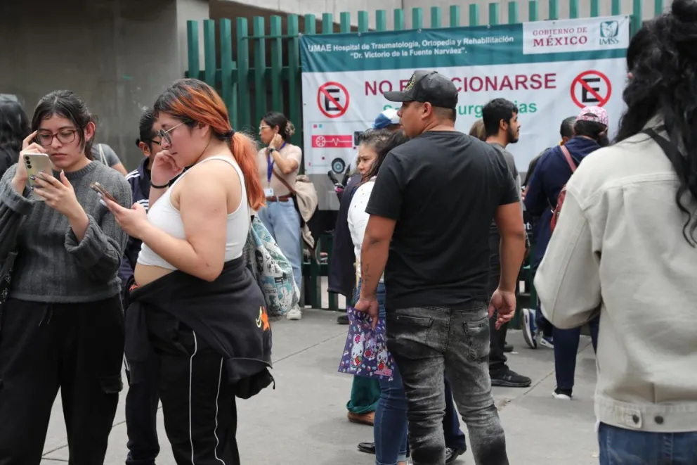 Familiares de las víctimas de la explosión de un camión de gas, esperan afuera del Hospital de Traumatología 'Dr, Victorio de la Fuente Narváez' este sábado, en la Ciudad de México (México). Foto: EFE