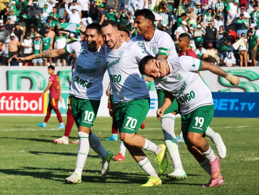 La celebración de Gilbert Alvarez que abrió la ruta del gol para los refineros. Foto: Agencia Marka Registrada