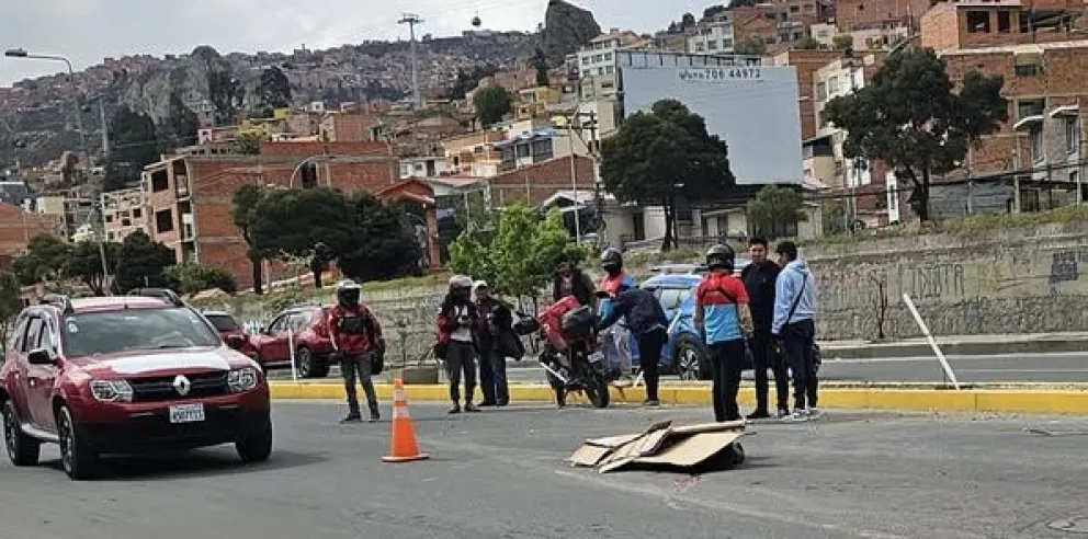 El hecho de tránsito ocurrido este sábado en la avenida Costanera dejó como saldo la muerte de un motociclista repartidor. Foto: Palenque TV.